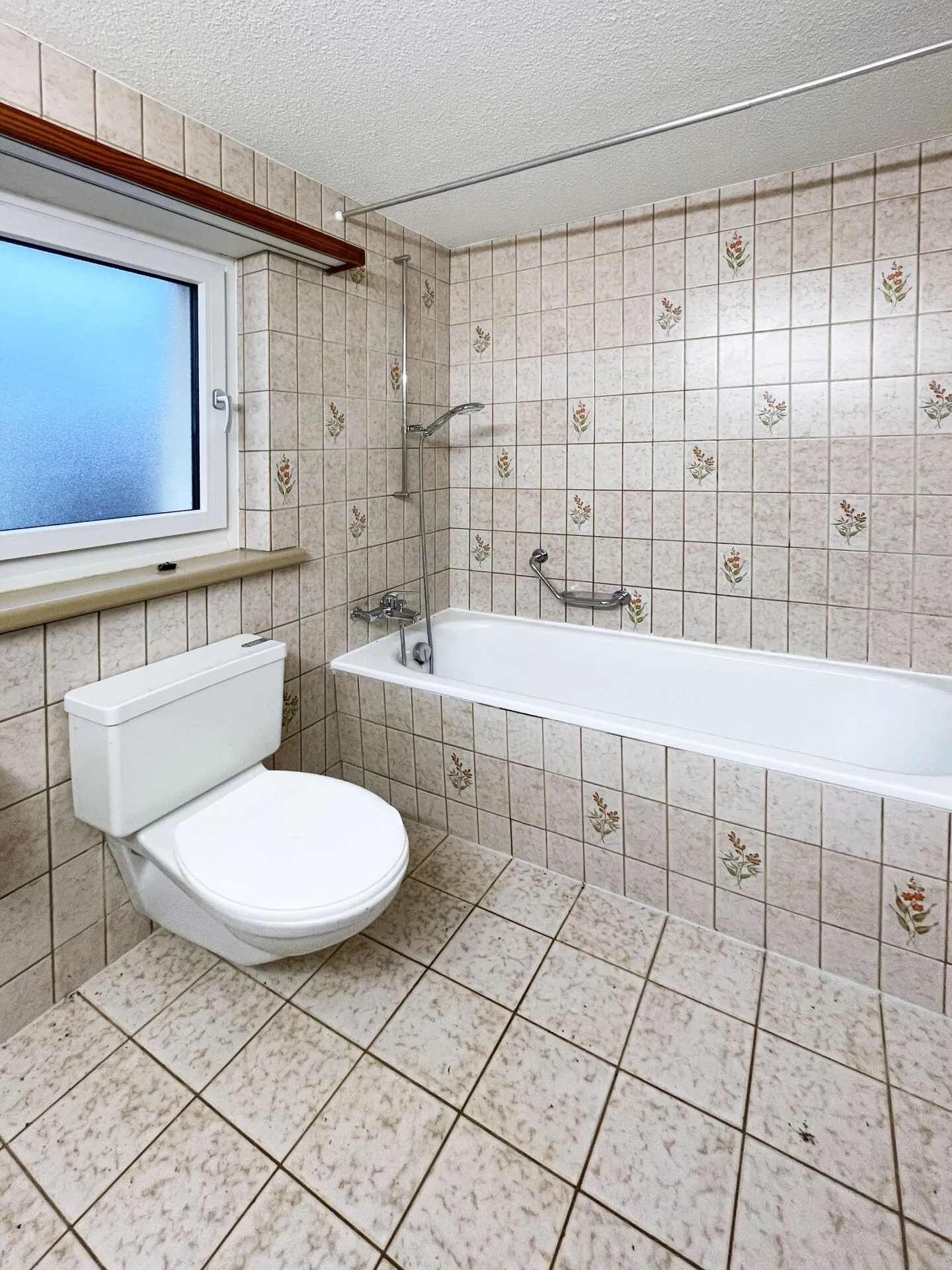 Spacious Living in the Green - Photo 10 of 29