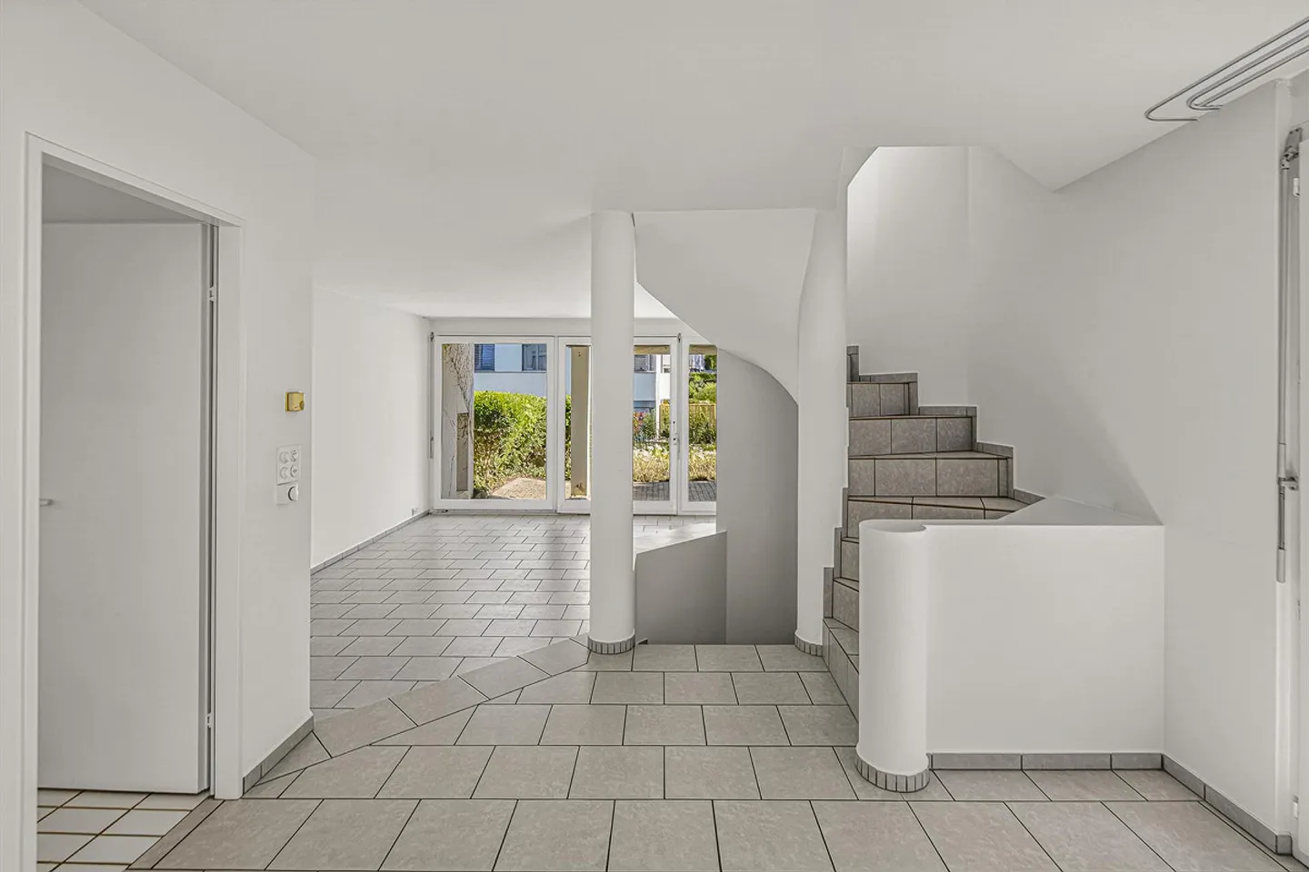 Casa unifamiliare di 6,5 stanze con giardino in posizione tranquilla - Foto 3 di 12