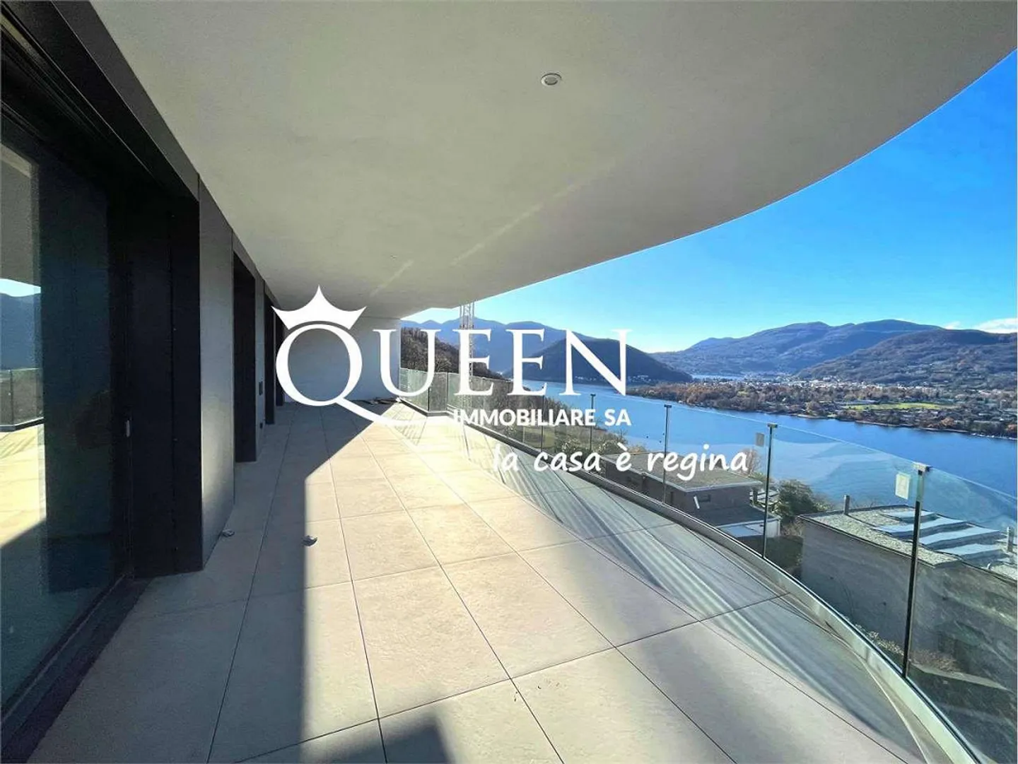 Appartamento moderno con vista lago - Foto 1 di 13