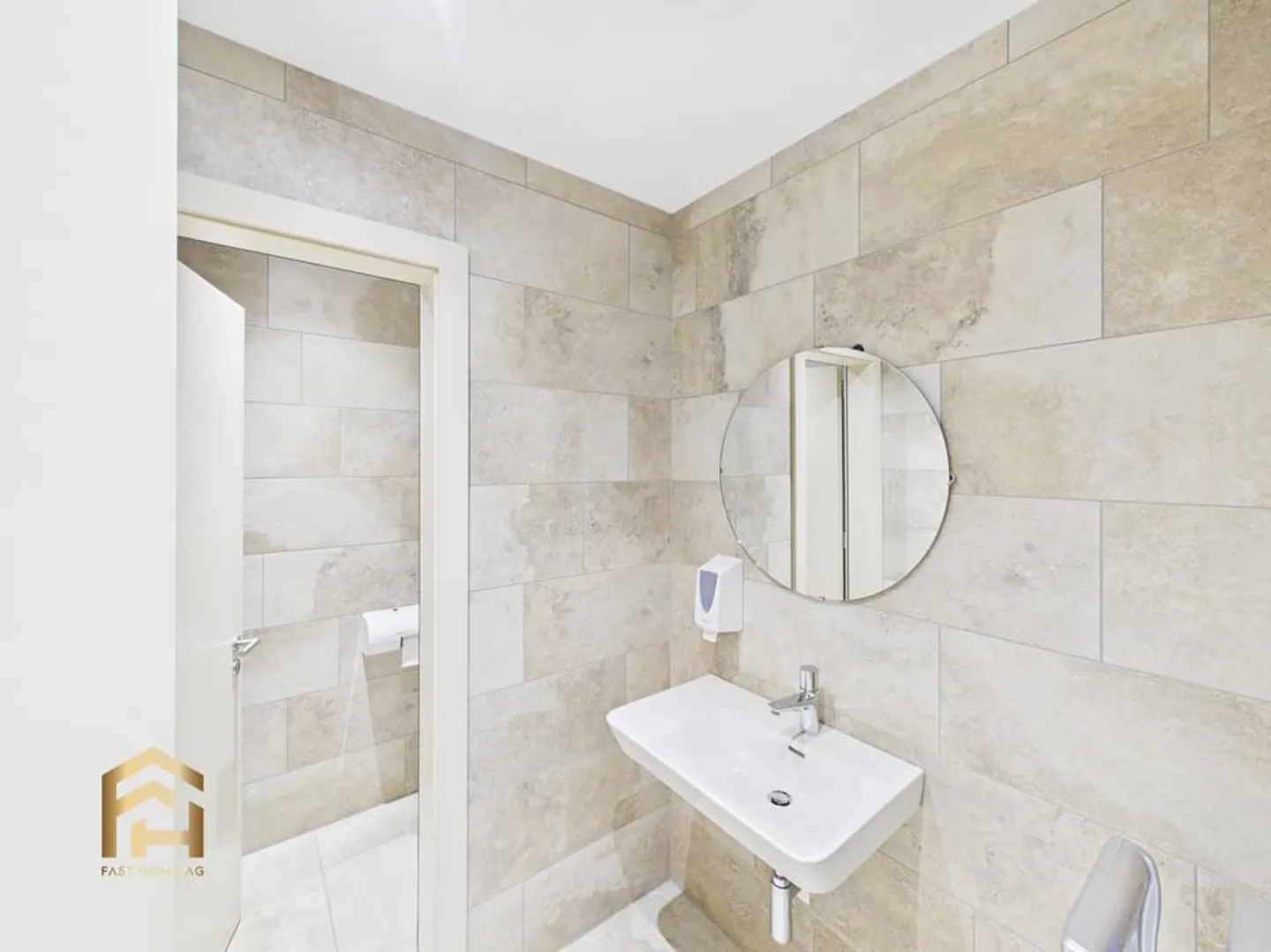 Rare find: Hotel with gastronomy and wellness offerings in the center - Photo 7 of 13