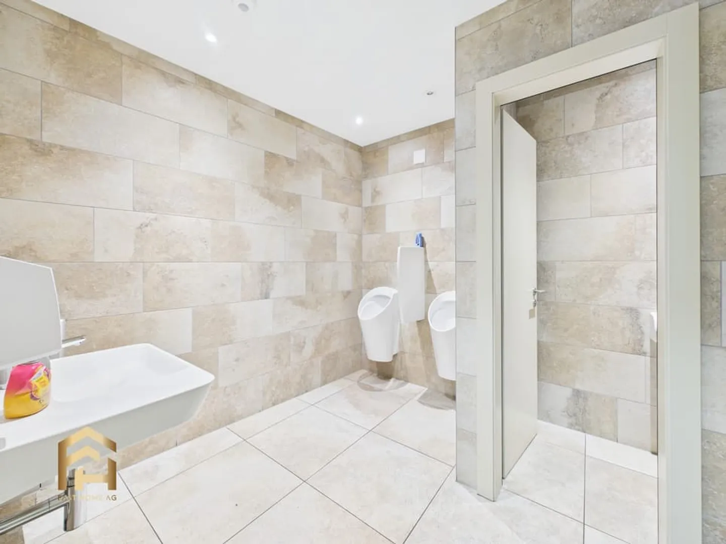 Rare find: Hotel with gastronomy and wellness offerings in the center - Photo 11 of 13