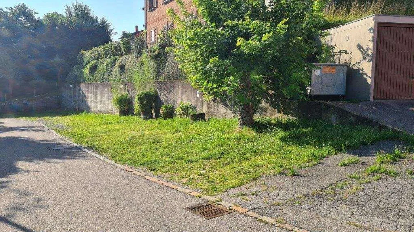 NOVAZZANO: large building with Restaurant, 4.5 room apartment, and 30 parking spaces - Photo 3 of 5