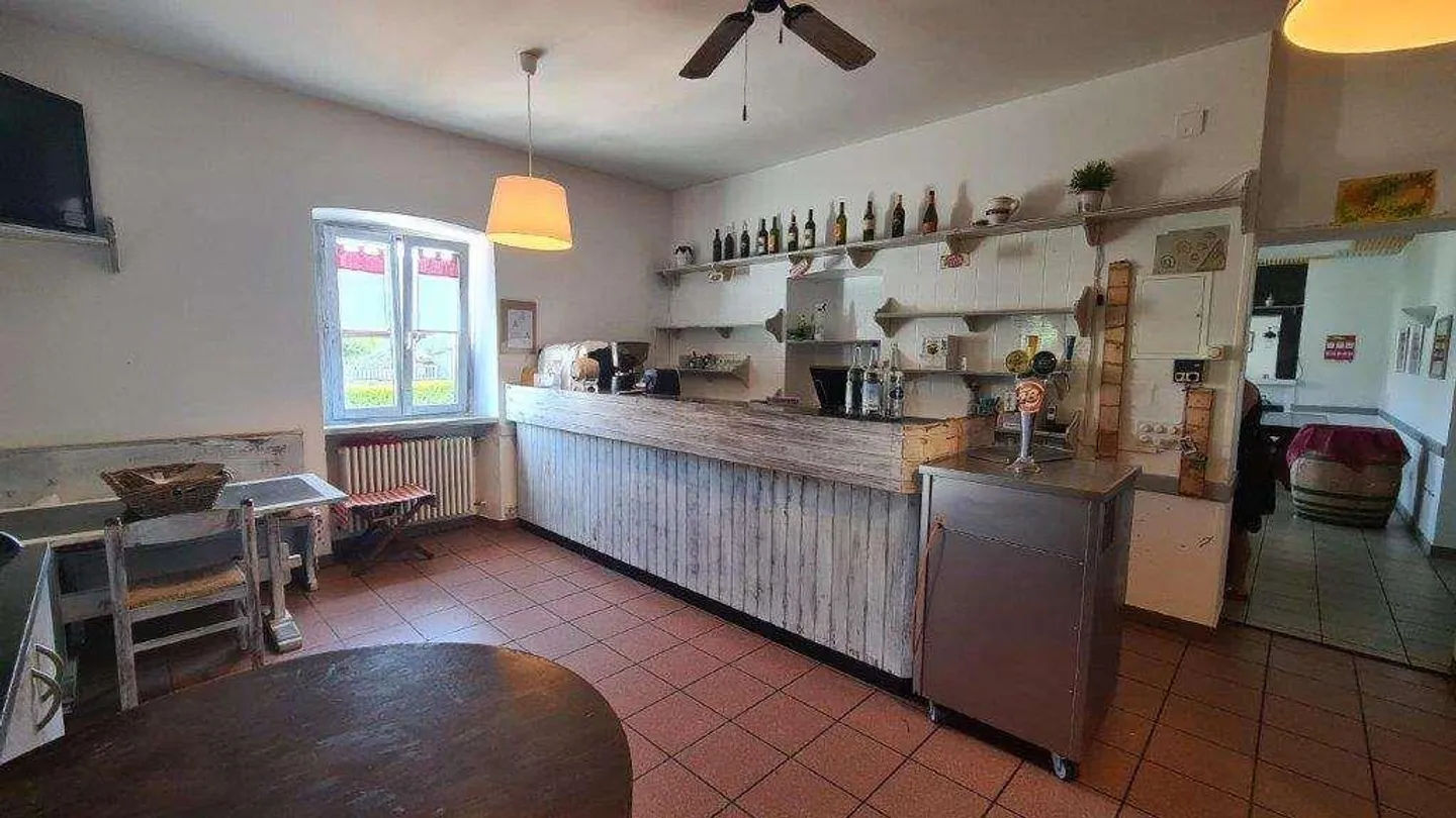 NOVAZZANO: large building with Restaurant, 4.5 room apartment, and 30 parking spaces - Photo 4 of 5