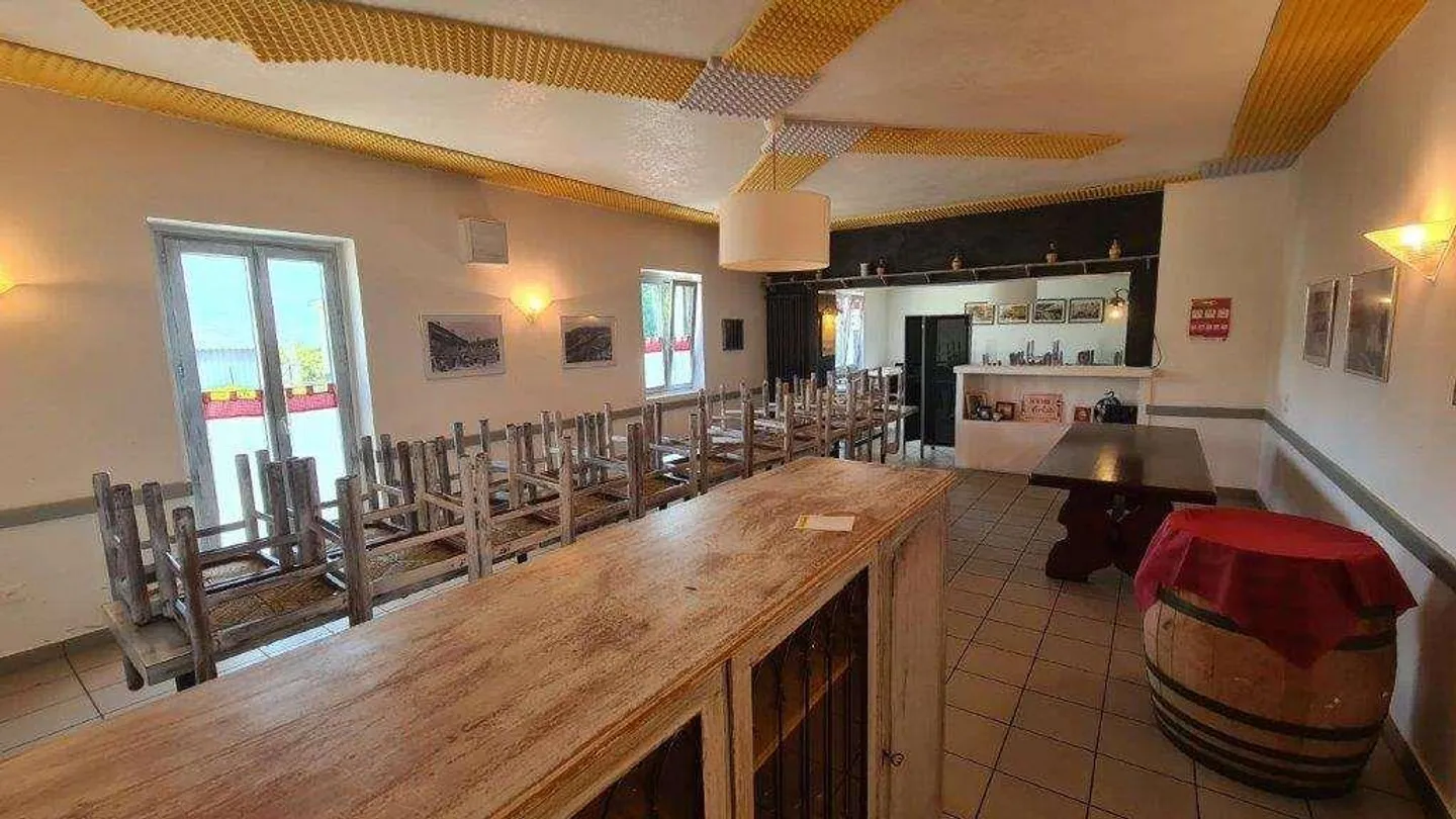 NOVAZZANO: large building with Restaurant, 4.5 room apartment, and 30 parking spaces - Photo 5 of 5