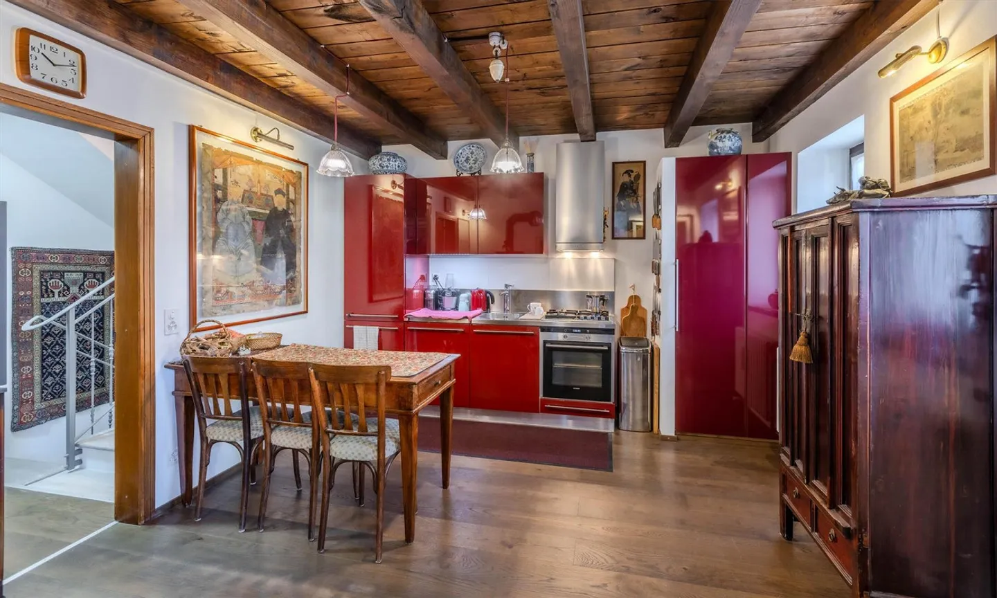 STUPENDES HAUS 5.5 ZIMMER RENOVIERTE CHARME IN CASTELROTTO - Foto 3 von 12