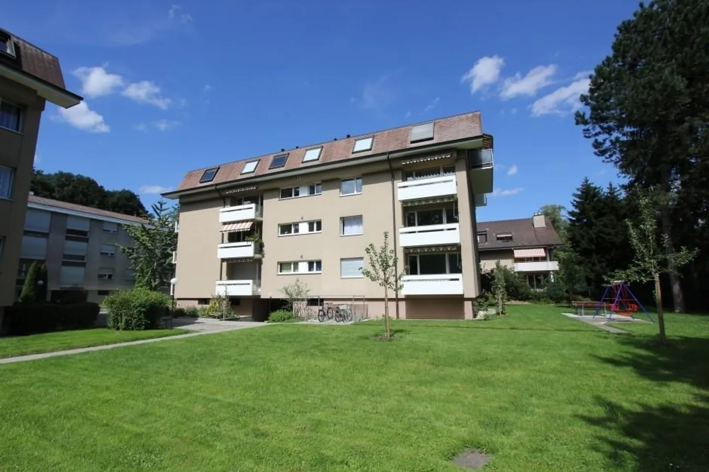 Renovated 2.5-room apartment in a quiet residential area surrounded by greenery - Photo 1 of 14
