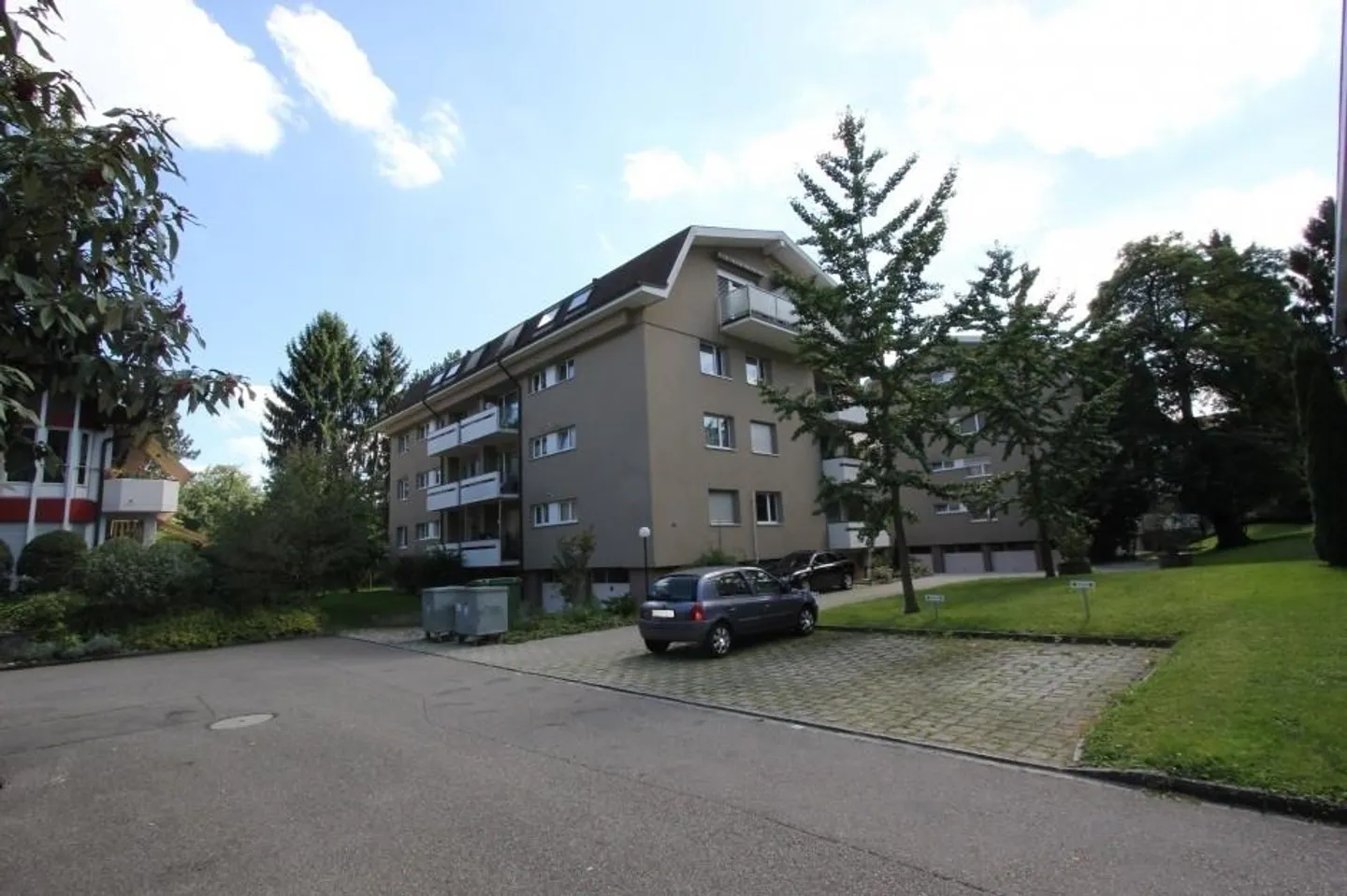 Renovated 2.5-room apartment in a quiet residential area surrounded by greenery - Photo 2 of 14