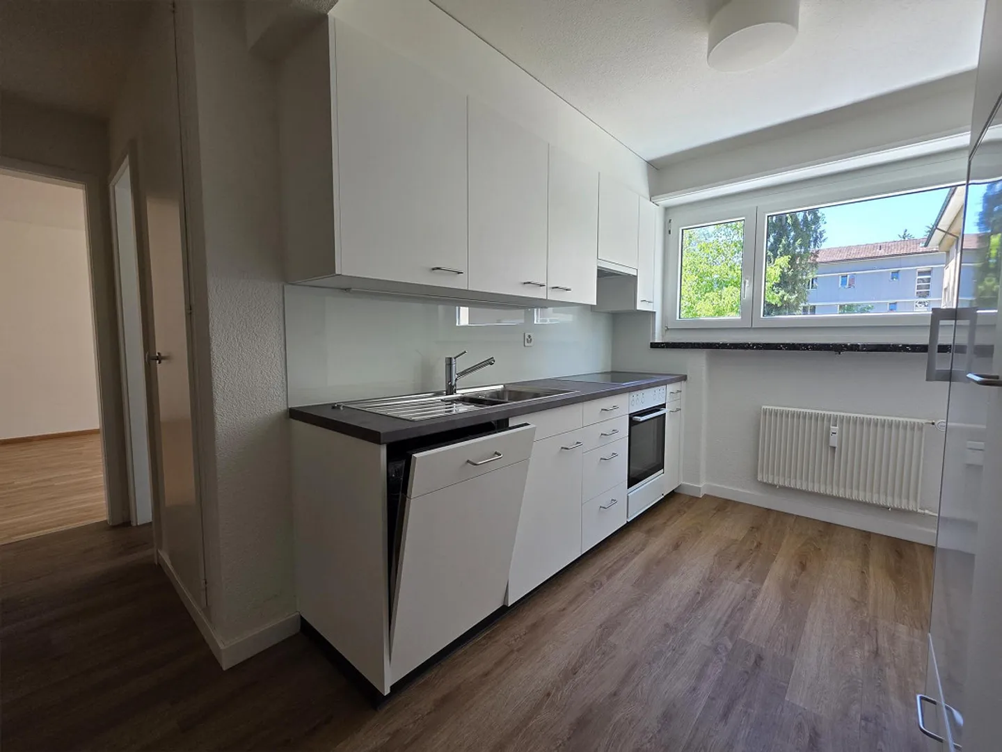 Renovated 2.5-room apartment in a quiet residential area surrounded by greenery - Photo 3 of 14