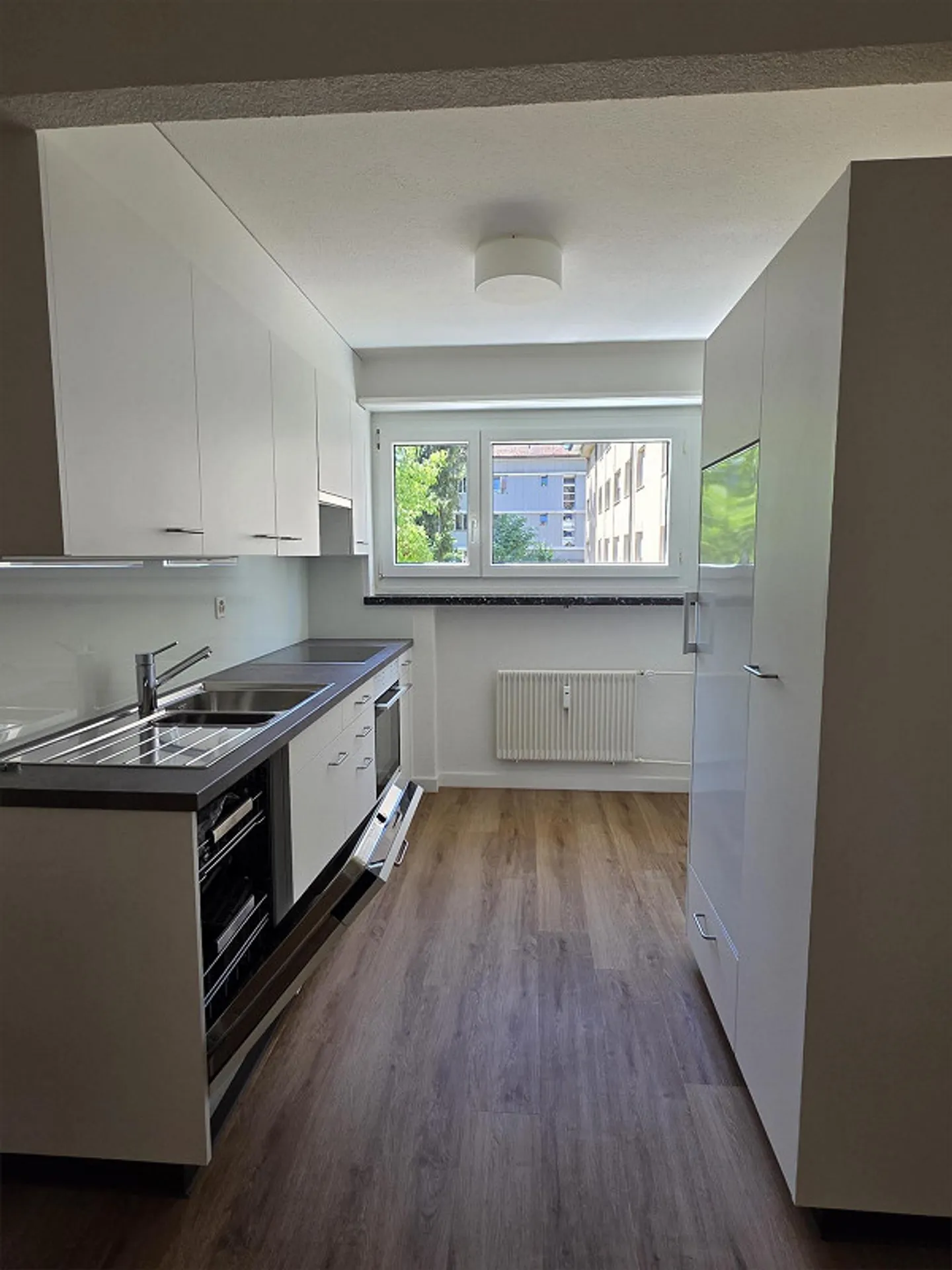 Renovated 2.5-room apartment in a quiet residential area surrounded by greenery - Photo 4 of 14