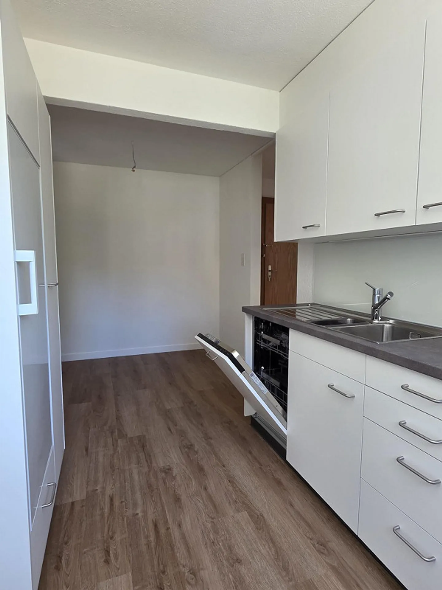 Renovated 2.5-room apartment in a quiet residential area surrounded by greenery - Photo 5 of 14