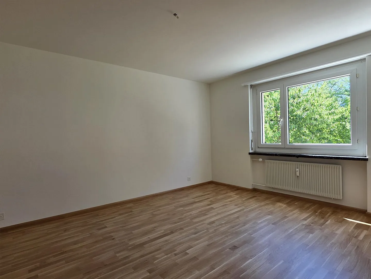 Renovated 2.5-room apartment in a quiet residential area surrounded by greenery - Photo 6 of 14