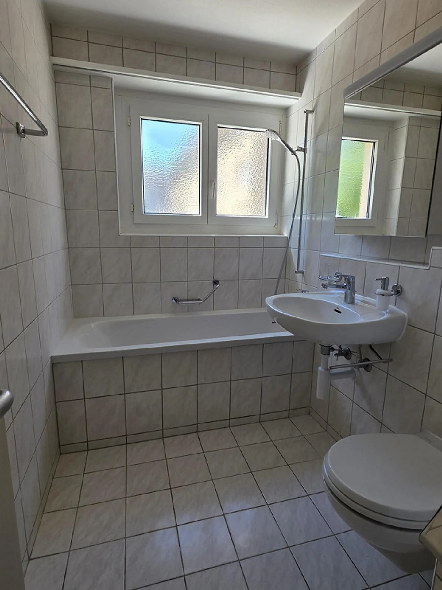 Renovated 2.5-room apartment in a quiet residential area surrounded by greenery - Photo 7 of 14