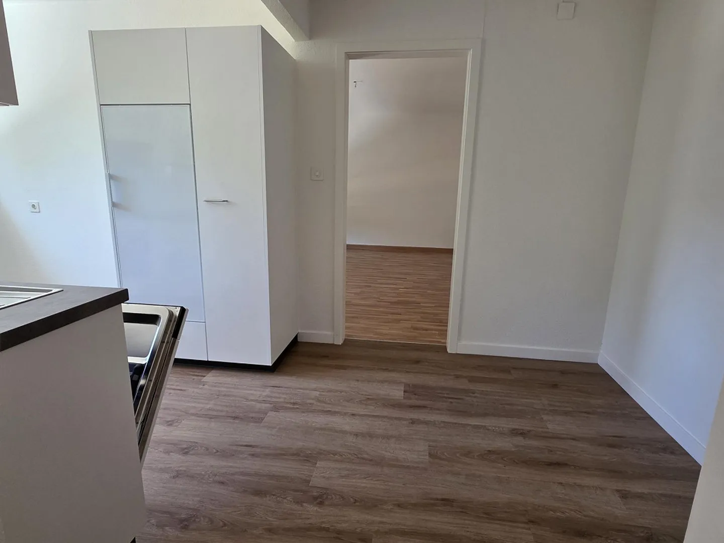 Renovated 2.5-room apartment in a quiet residential area surrounded by greenery - Photo 9 of 14