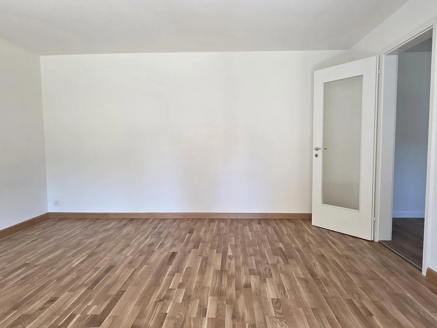 Renovated 2.5-room apartment in a quiet residential area surrounded by greenery - Photo 11 of 14