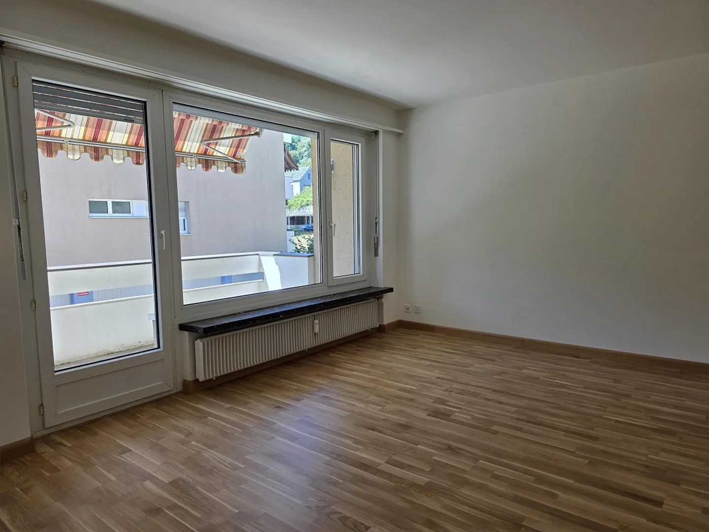 Renovated 2.5-room apartment in a quiet residential area surrounded by greenery - Photo 10 of 14