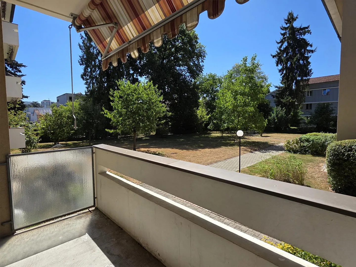 Renovated 2.5-room apartment in a quiet residential area surrounded by greenery - Photo 13 of 14