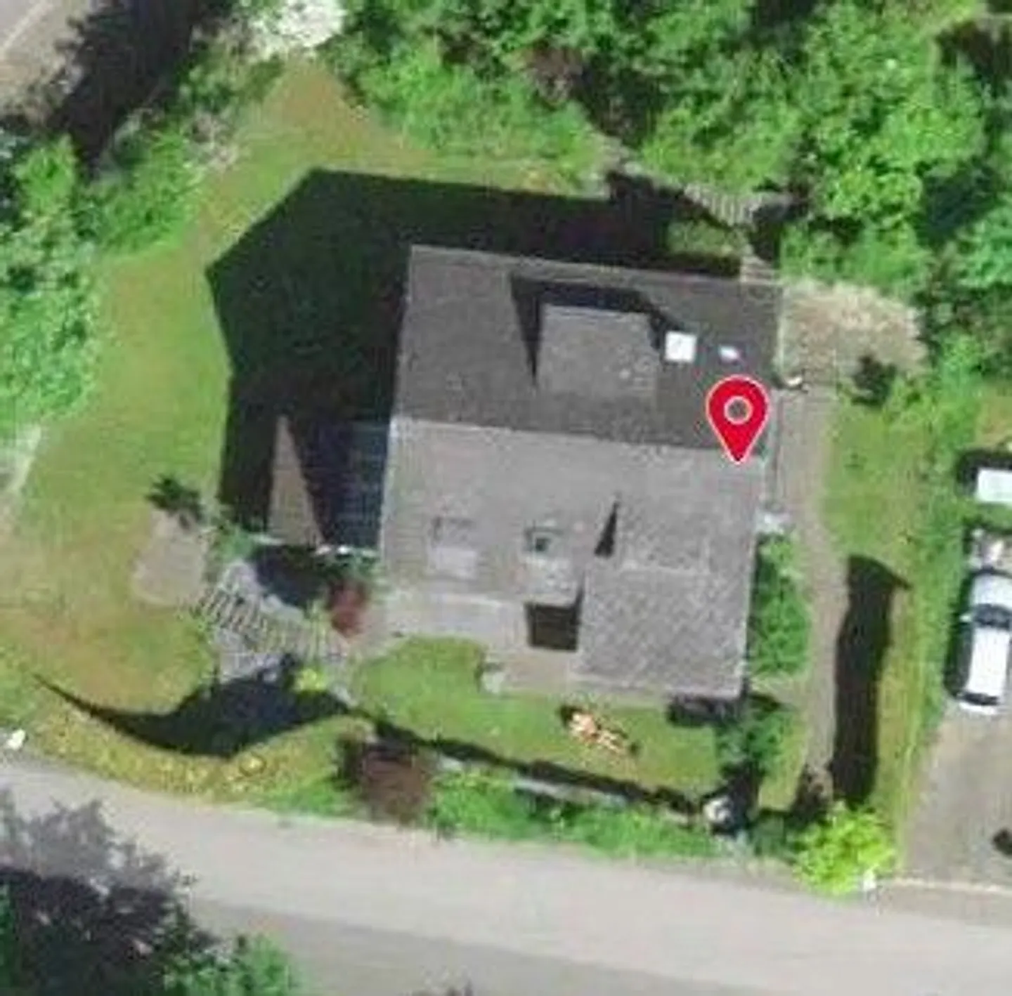 Single-family house with a separate apartment and garage - Photo 1 of 13