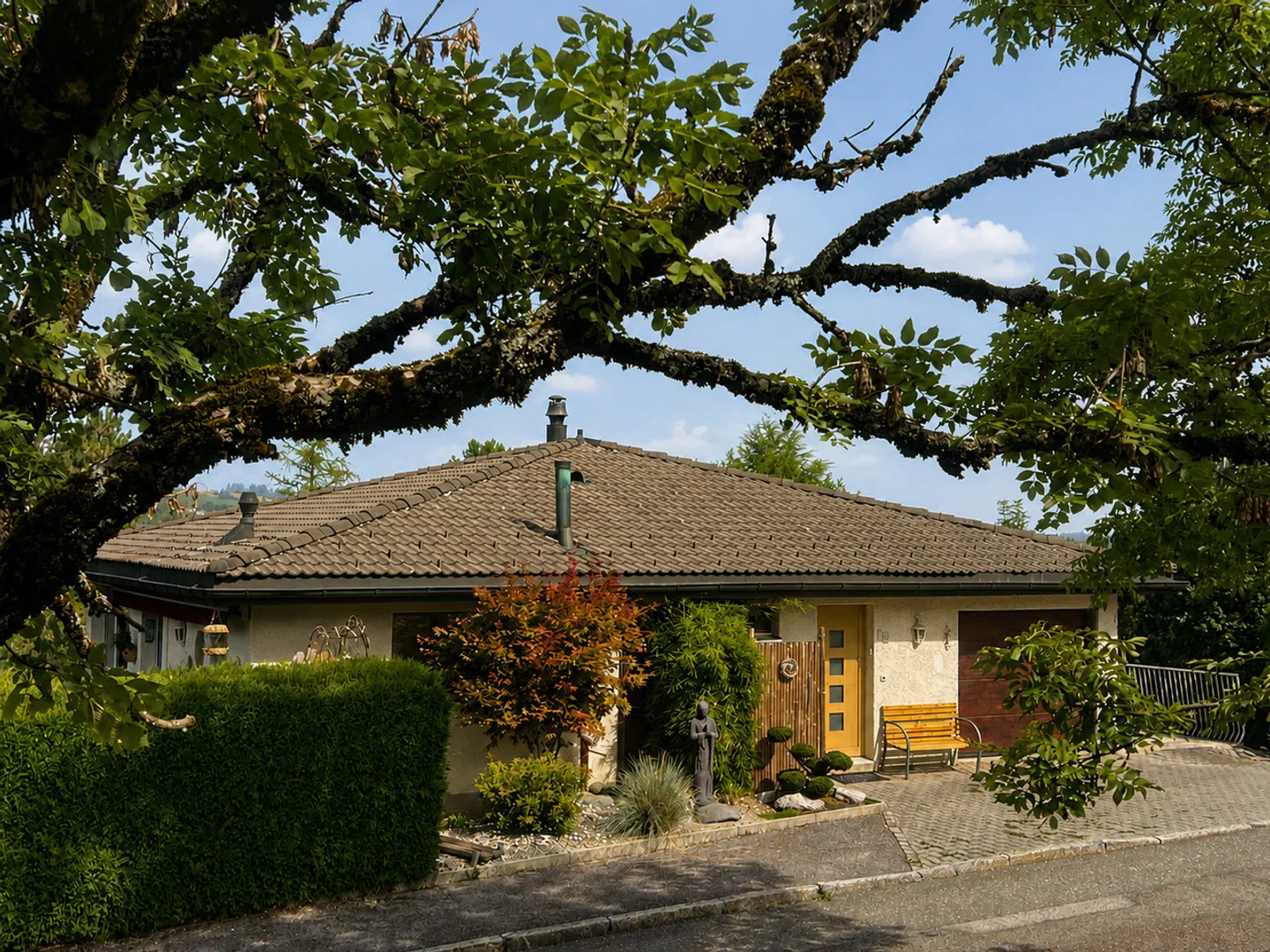 Einzelhaus mit großzügigen Volumen in einer grünen Umgebung - Foto 2 von 11