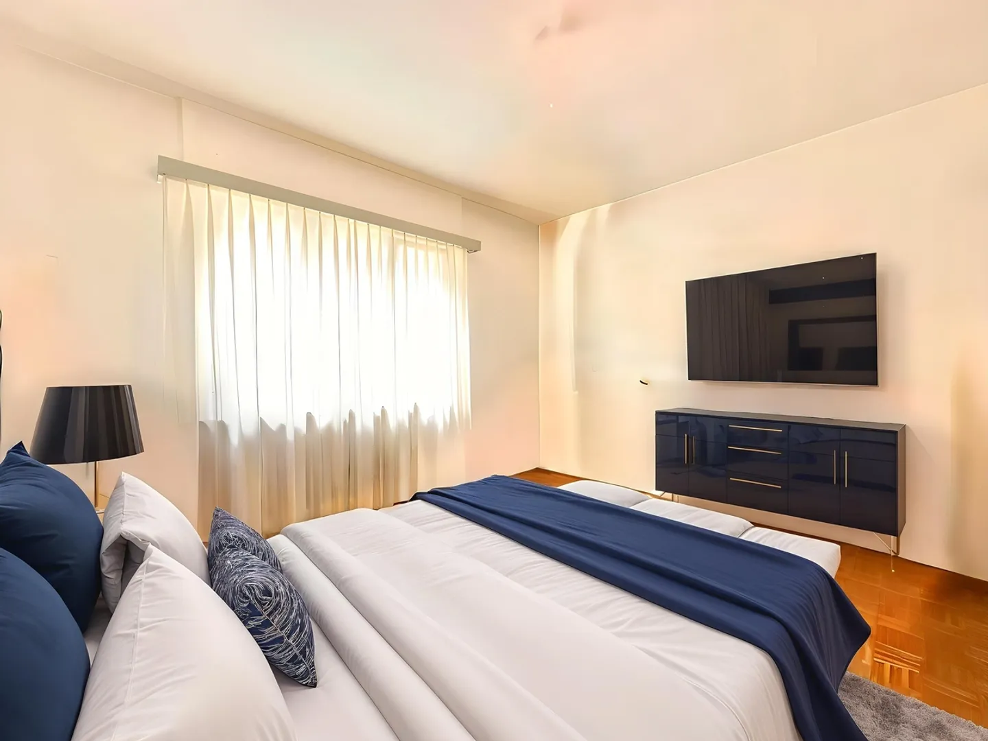 Geräumiges 5,5-Zimmer-Haus mit bebaubarem Garten (R2) und 4 Garagen... - Foto 8 von 11