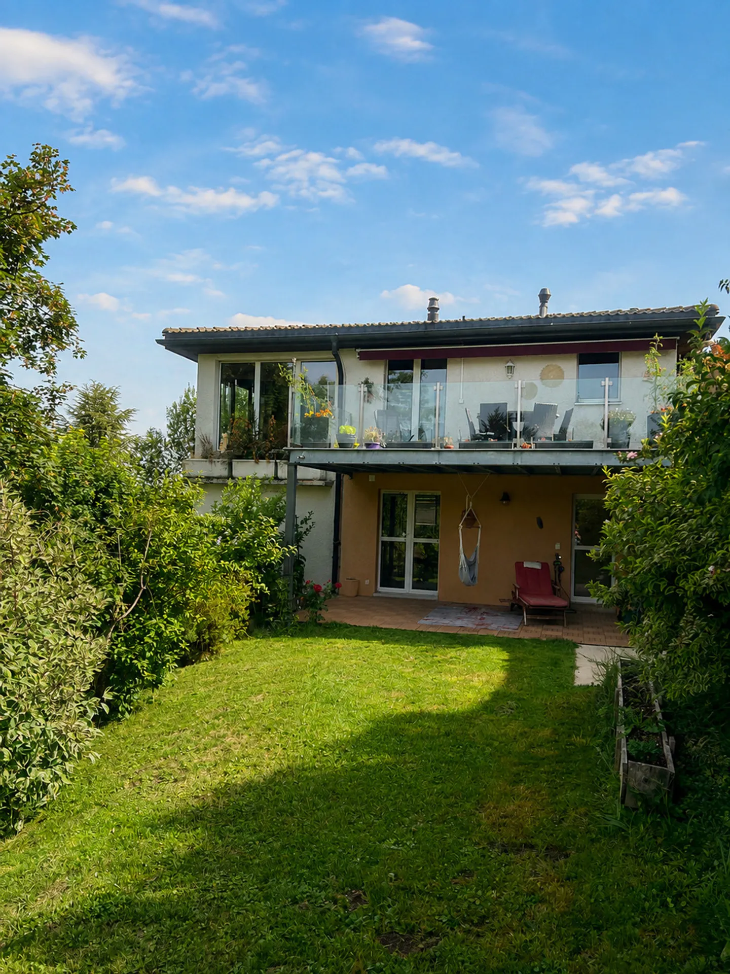 Einzelhaus mit großzügigen Volumen in einer grünen Umgebung - Foto 1 von 11
