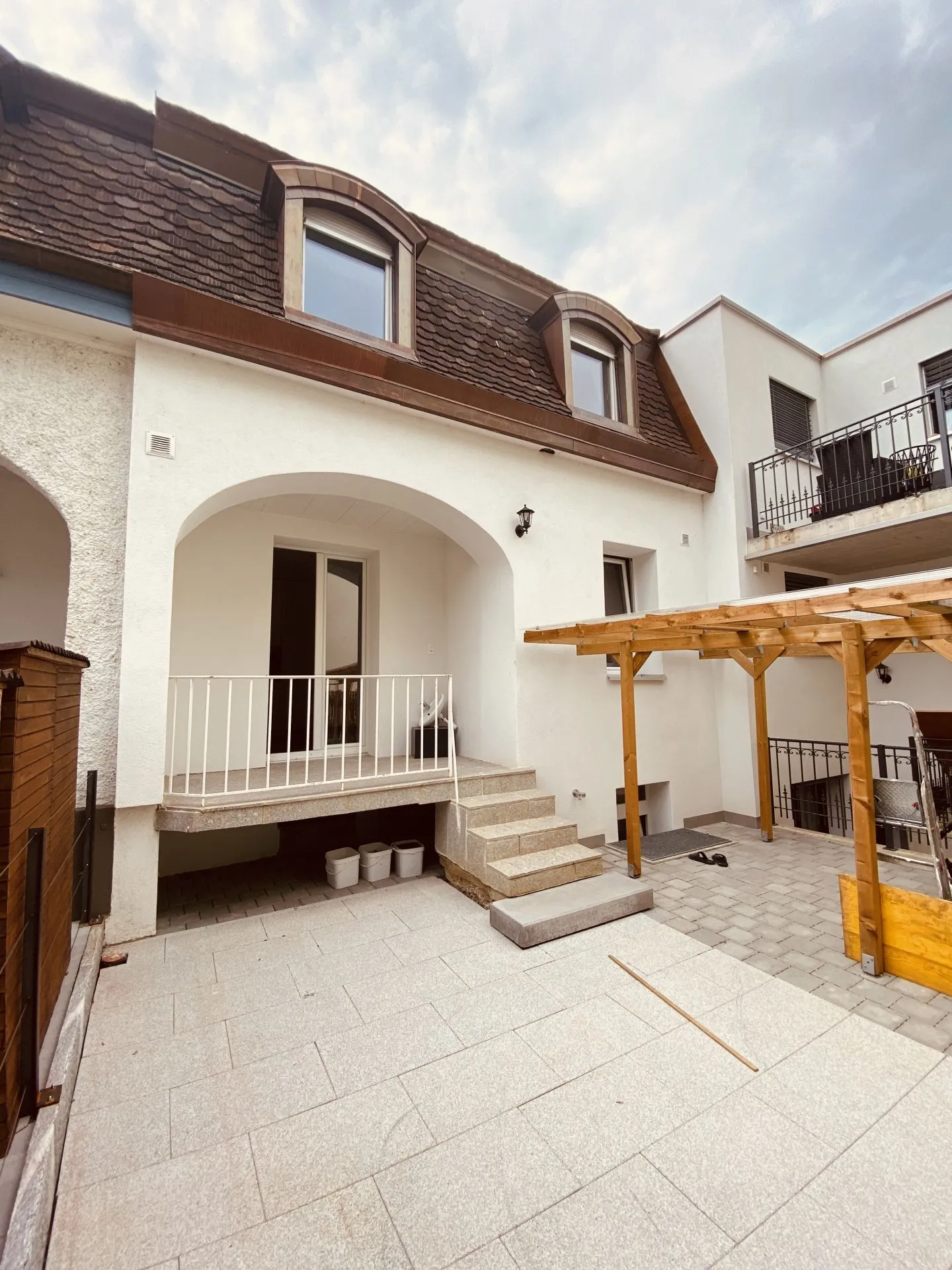 Maison rénovée de 4,5 pièces avec patio et cave - Idéal pour les célibataires, les couples ou les petites familles - Photo 2 sur 12