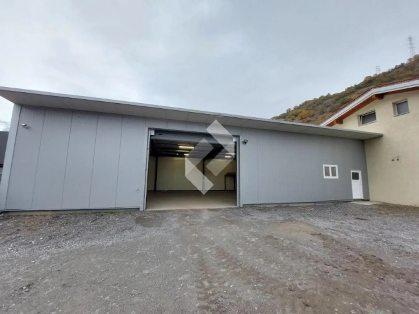 Halle industrielle saxonne + espace de stockage + espace commercial + appartement de personnel - Photo 3 sur 13
