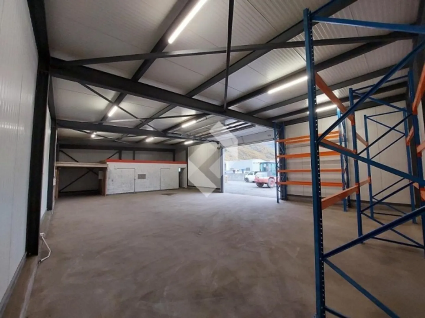 Halle industrielle saxonne + espace de stockage + espace commercial + appartement de personnel - Photo 1 sur 13