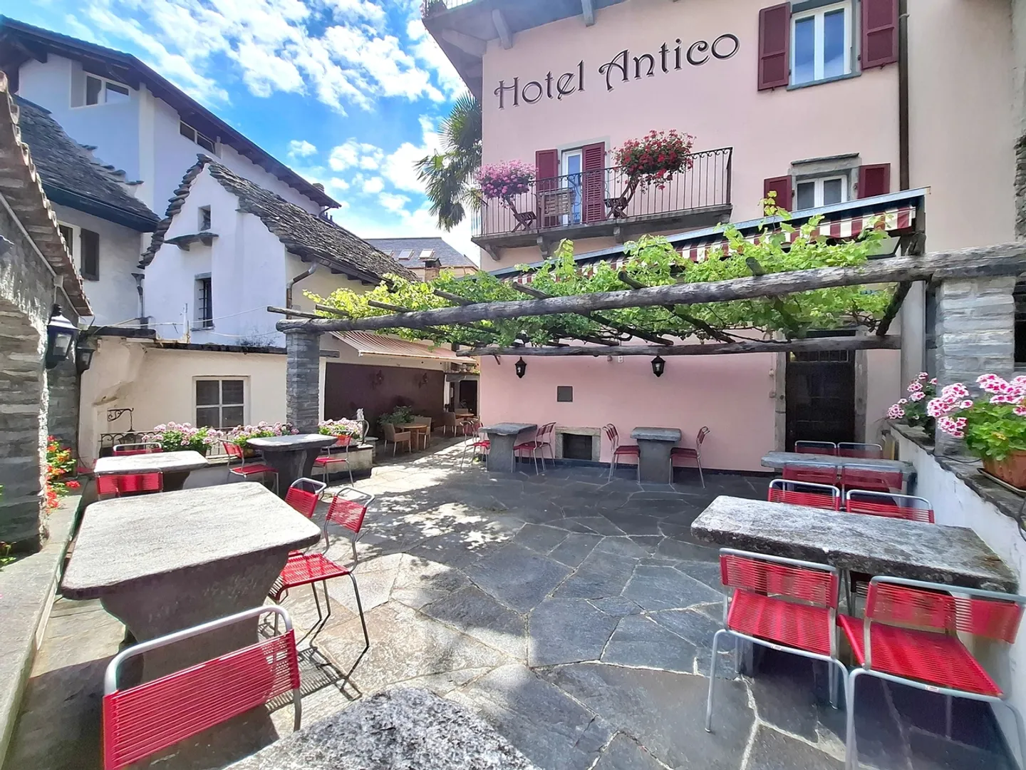 Willkommen in diesem exklusiven historischen Hotel im Herzen des Kantons Tessin! - Photo 2 of 13