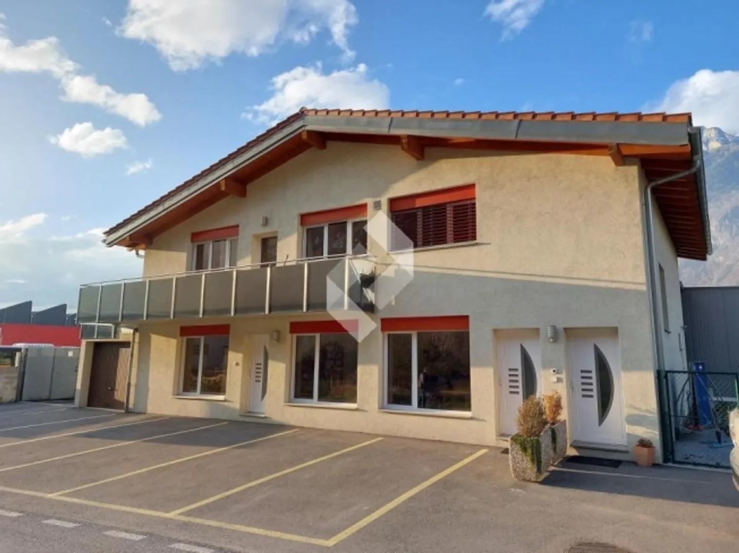 Halle industrielle saxonne + espace de stockage + espace commercial + appartement de personnel - Photo 5 sur 13