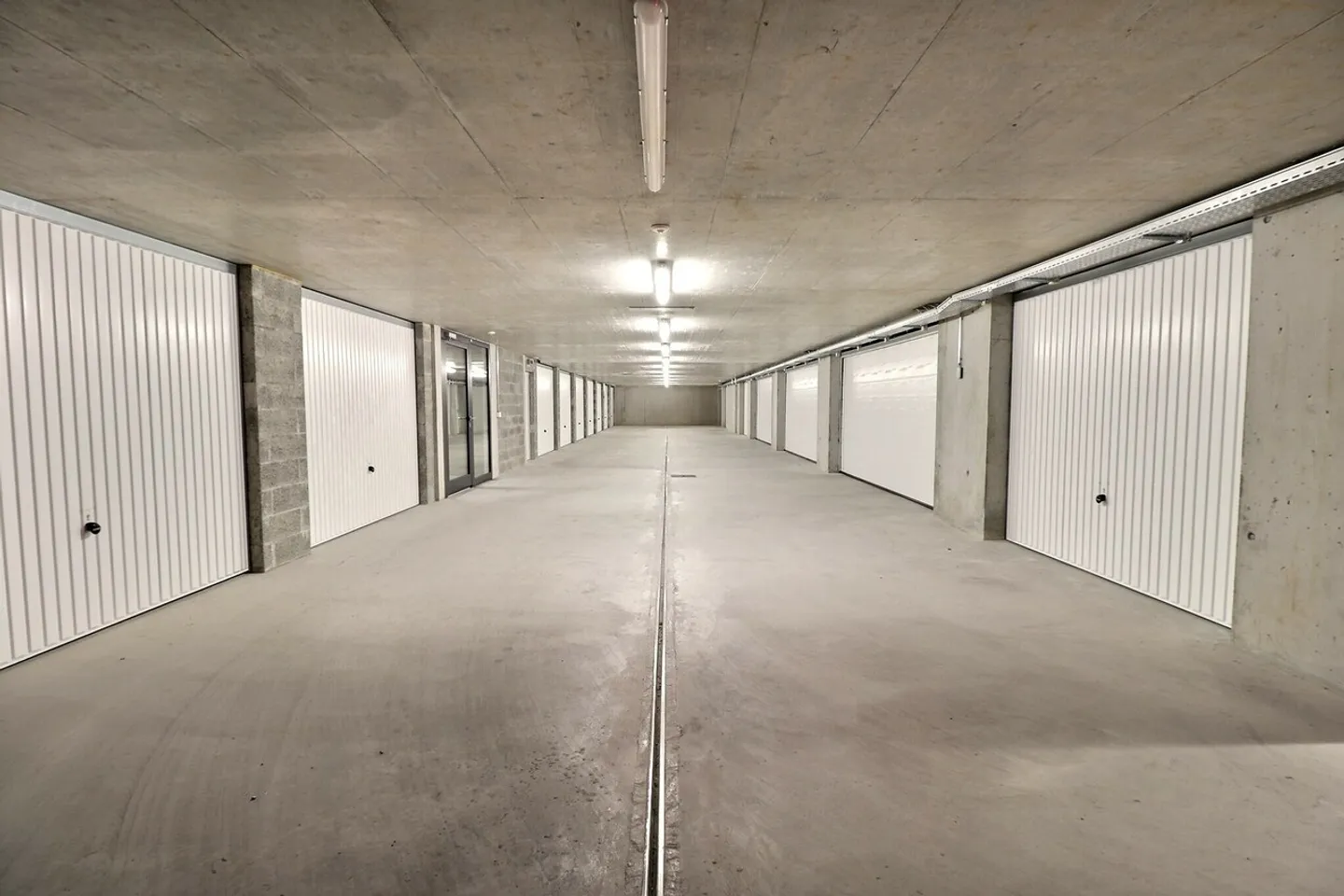 Place de Parking Intérieure Près de Nestlé - Photo 1 sur 1