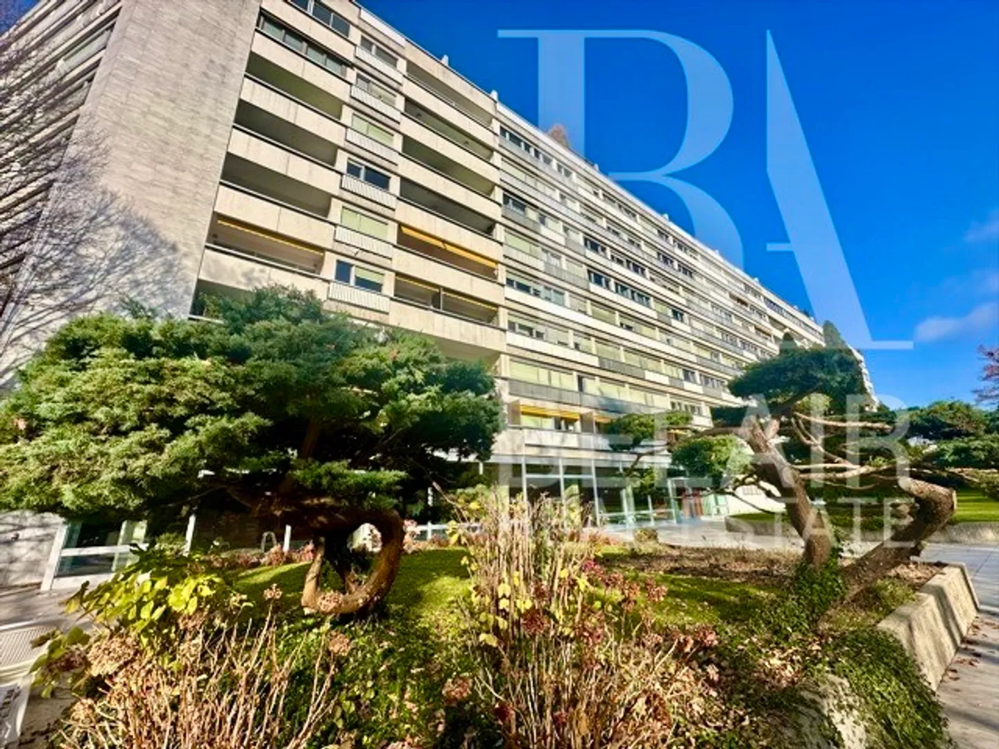 ECCEZIONALE 4 Camere LUMINOSE & VISTE – 2 piscine esterne e interne. - Foto 1 di 20