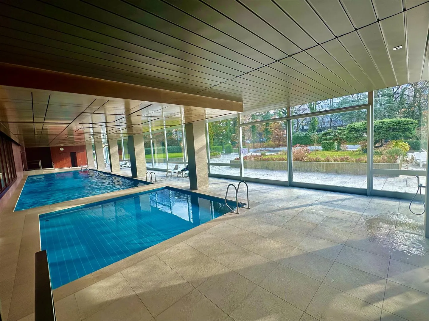 ECCEZIONALE 4 Camere LUMINOSE & VISTE – 2 piscine esterne e interne. - Foto 3 di 20