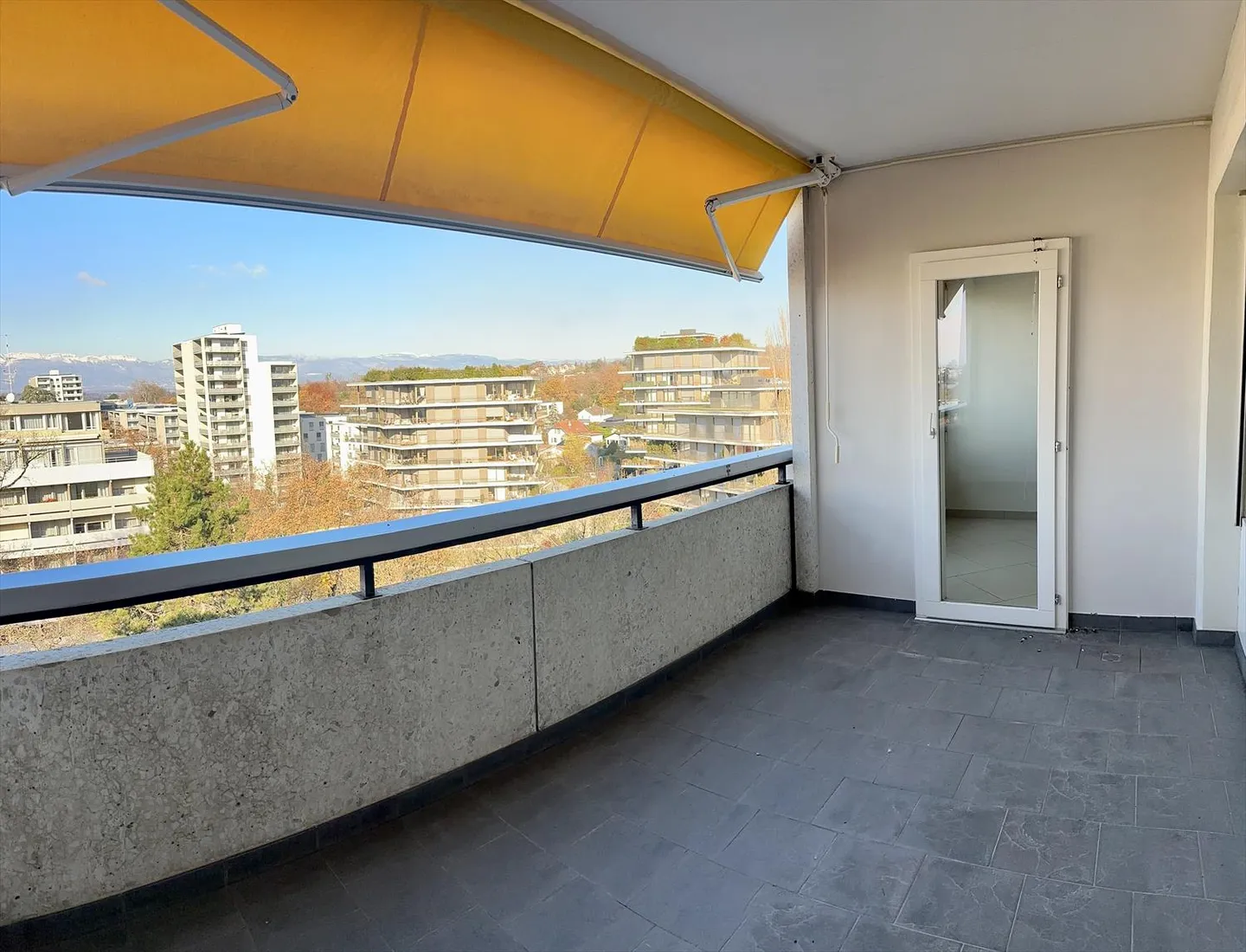 ECCEZIONALE 4 Camere LUMINOSE & VISTE – 2 piscine esterne e interne. - Foto 7 di 20