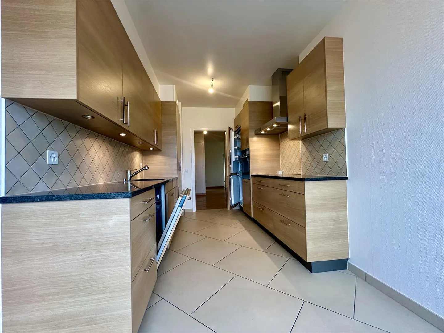 ECCEZIONALE 4 Camere LUMINOSE & VISTE – 2 piscine esterne e interne. - Foto 9 di 20