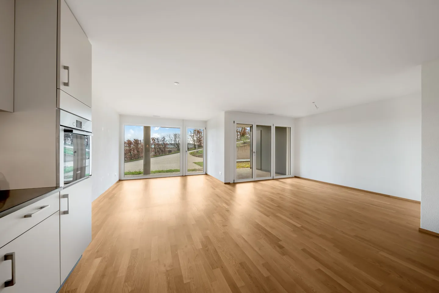 Modern apartment in elevated location - Photo 3 of 7