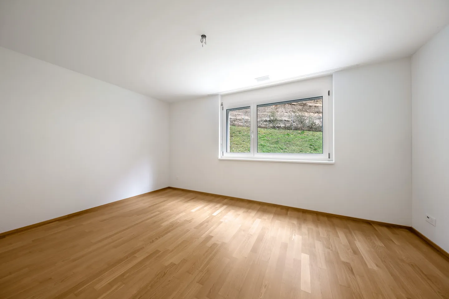 Modern apartment in elevated location - Photo 4 of 7