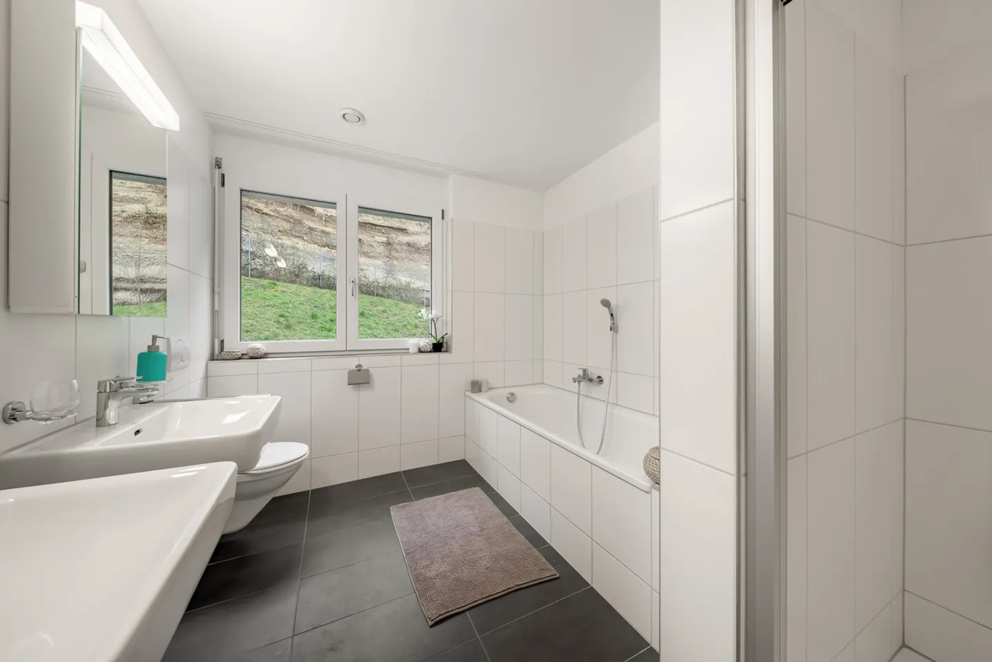 Modern apartment in elevated location - Photo 6 of 7