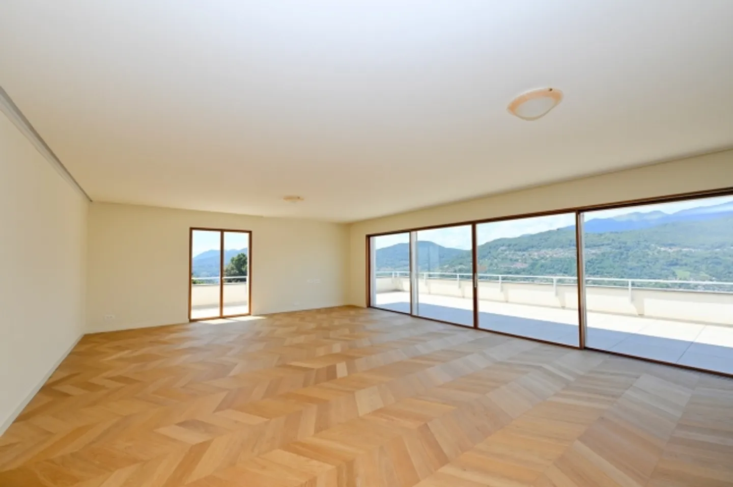 Attico lussuoso con vista laterale sul lago, piscina privata e SPA - Foto 5 di 18