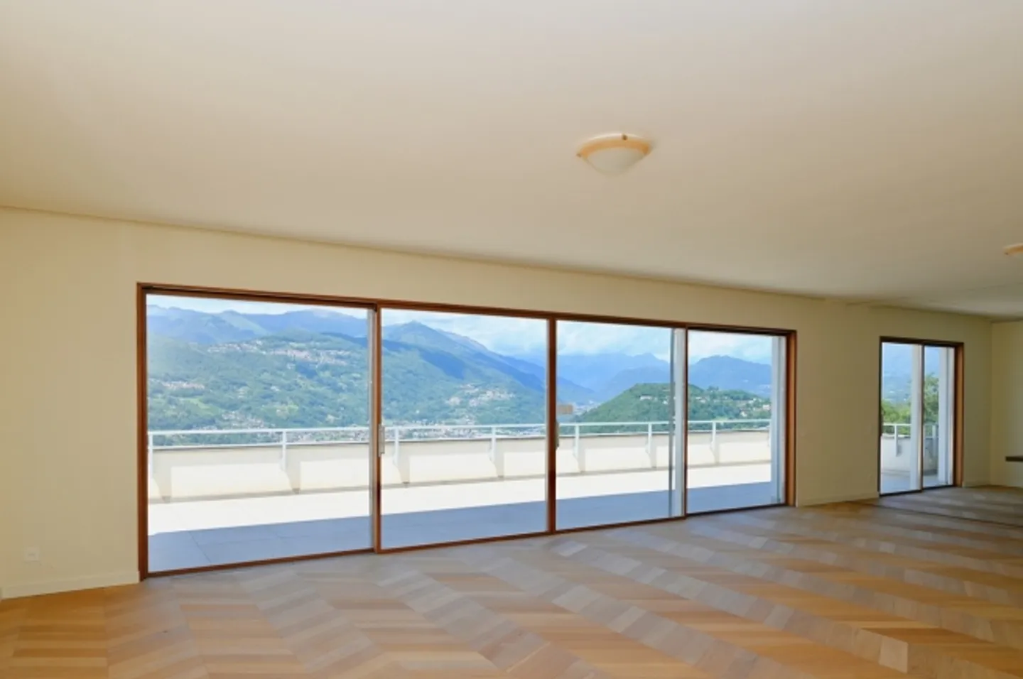 Attico lussuoso con vista laterale sul lago, piscina privata e SPA - Foto 6 di 18