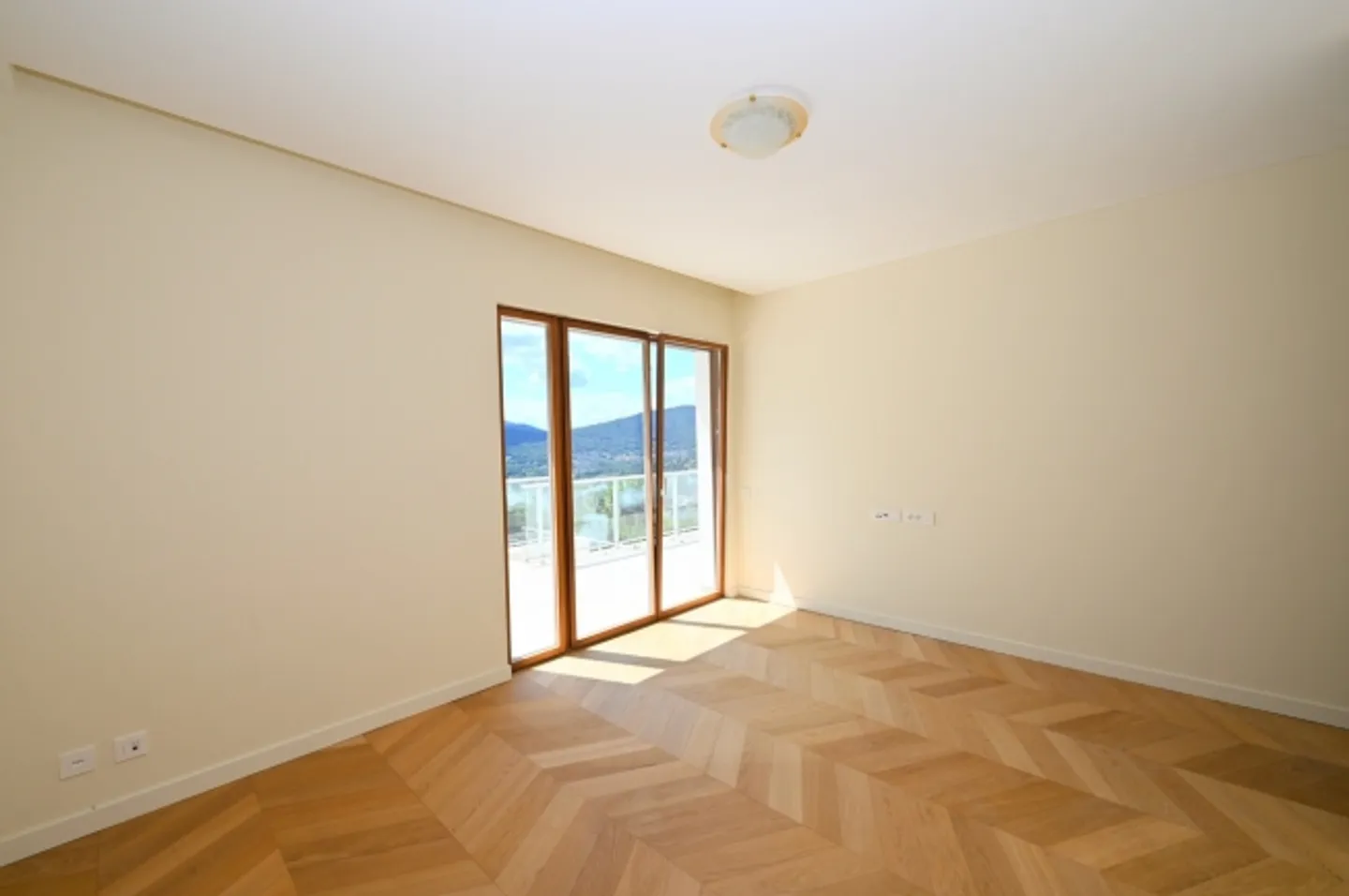 Attico lussuoso con vista laterale sul lago, piscina privata e SPA - Foto 10 di 18