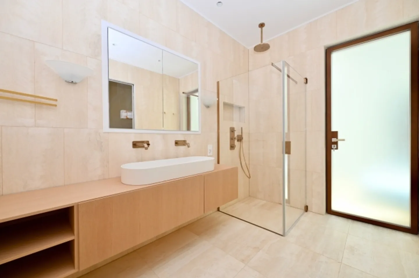 Attico lussuoso con vista laterale sul lago, piscina privata e SPA - Foto 11 di 18