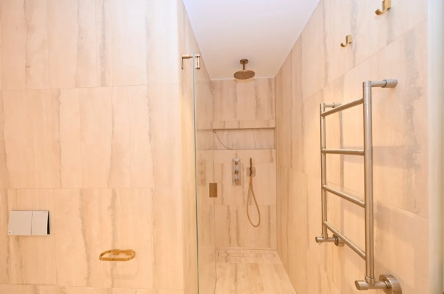 Attico lussuoso con vista laterale sul lago, piscina privata e SPA - Foto 14 di 18