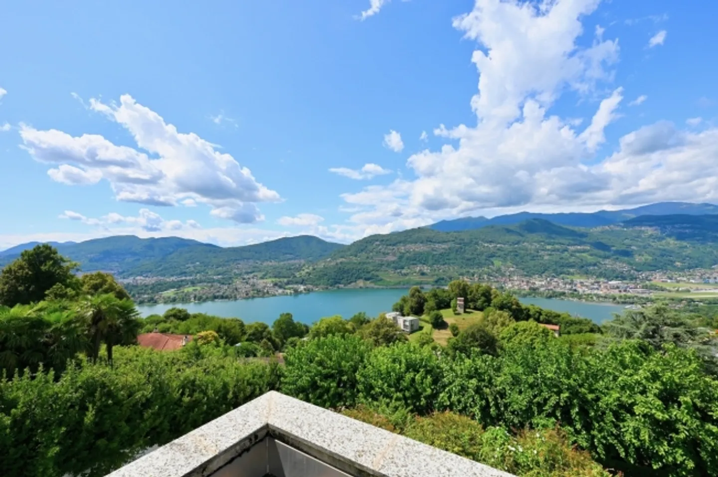 Attico lussuoso con vista laterale sul lago, piscina privata e SPA - Foto 18 di 18