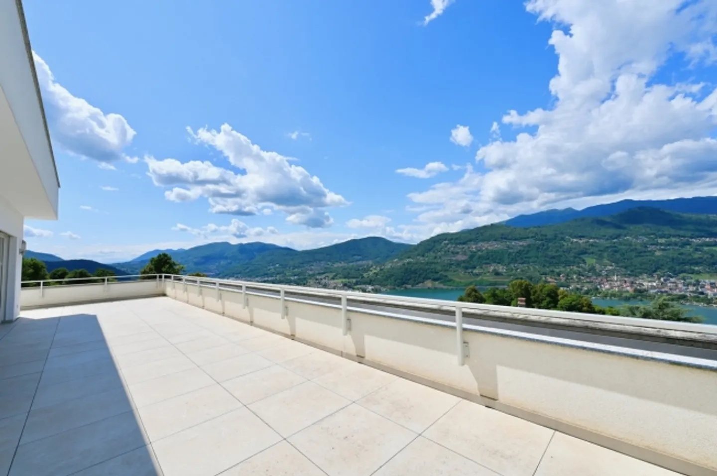 Attico lussuoso con vista laterale sul lago, piscina privata e SPA - Foto 17 di 18