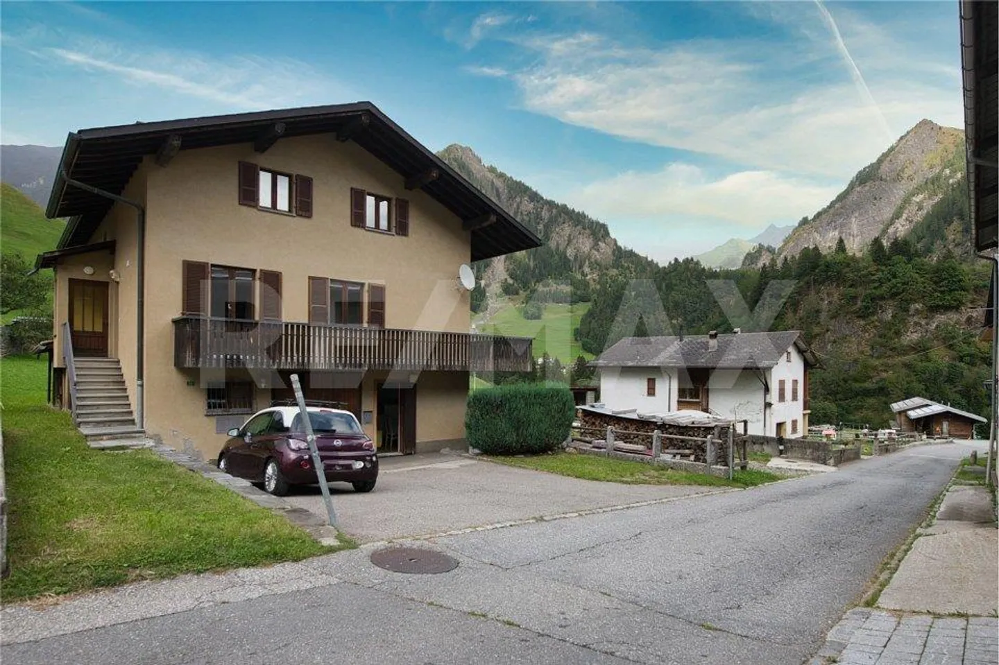 Haus mit drei Wohnungen - Foto 1 von 13