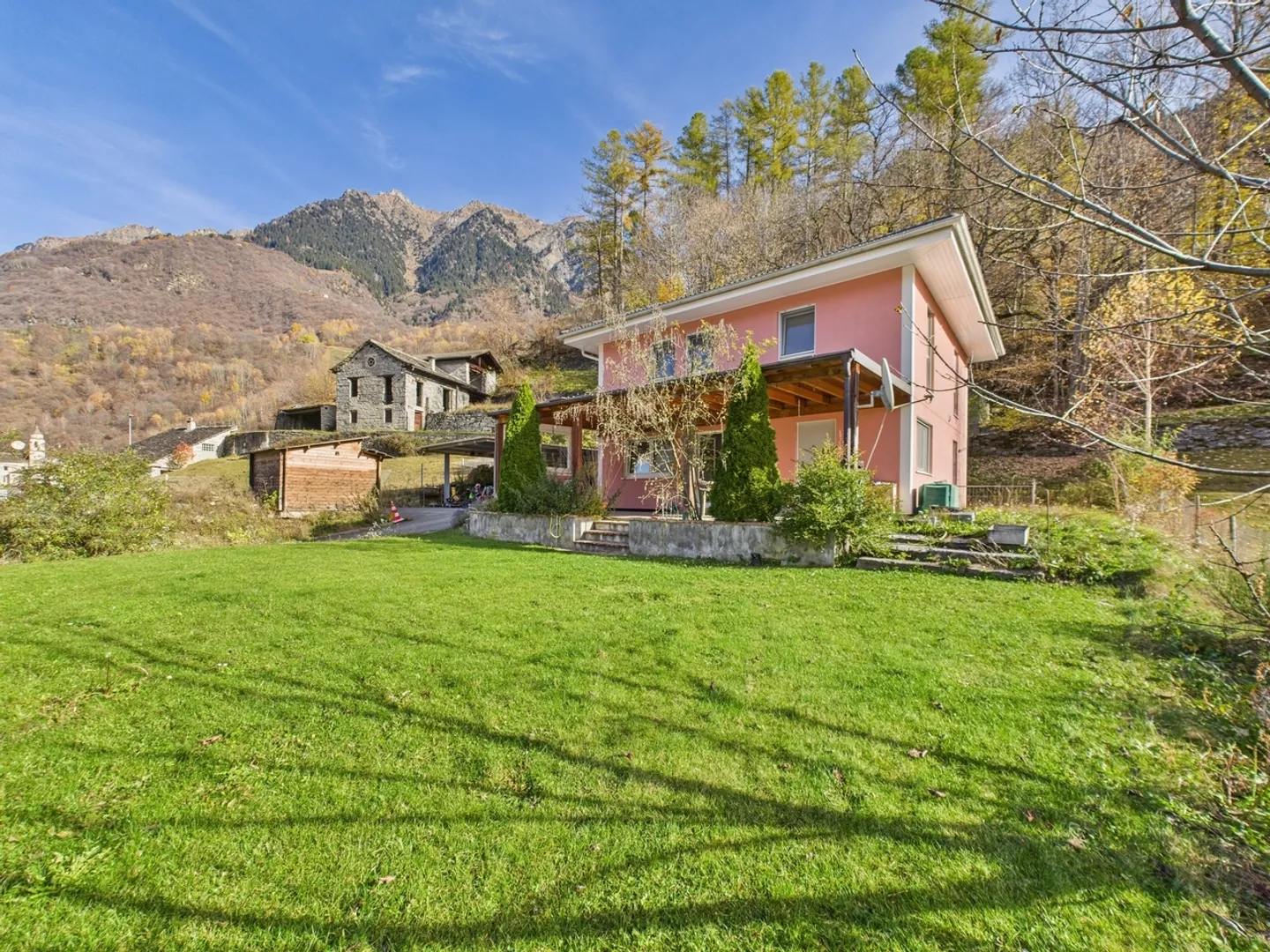 Fascinating Villa in Blenio – modern design and spacious rooms in a picturesque setting - Photo 2 of 13