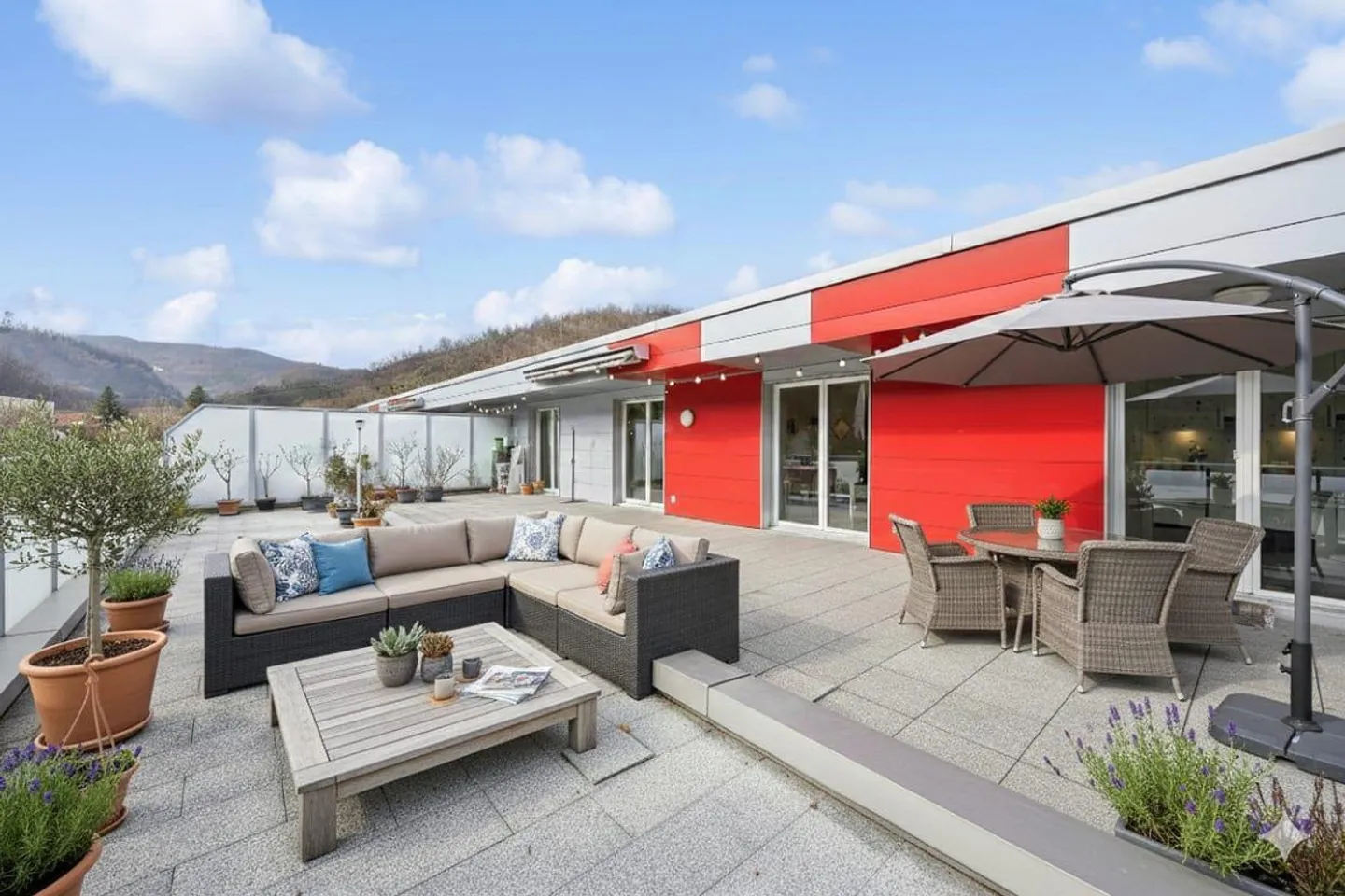 Appartement en attique de 4,5 pièces avec grande terrasse sur le toit ! - Photo 2 sur 13