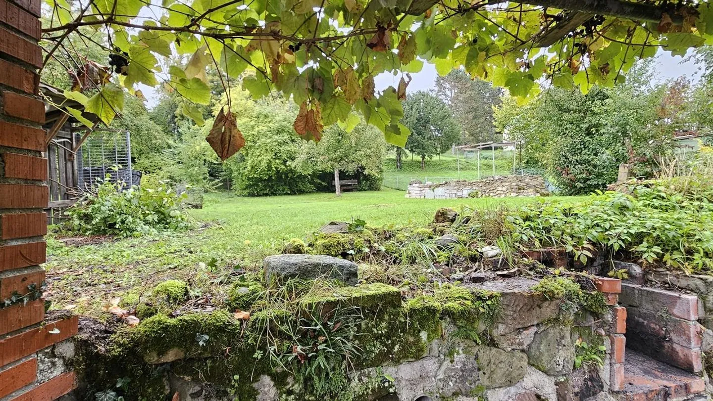 Former farmhouse with great potential and a cozy garden - Photo 3 of 27
