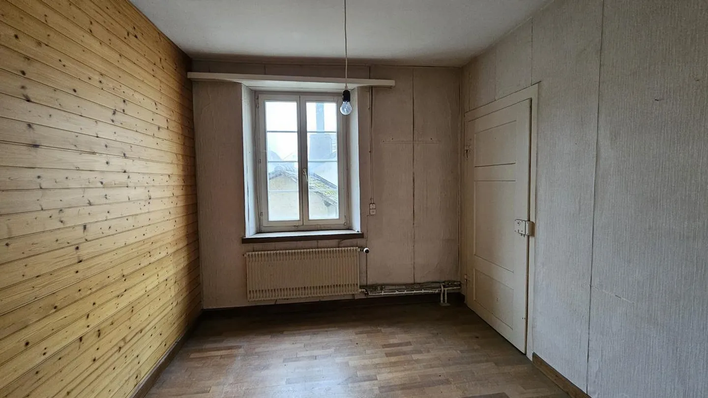 Former farmhouse with great potential and a cozy garden - Photo 10 of 27
