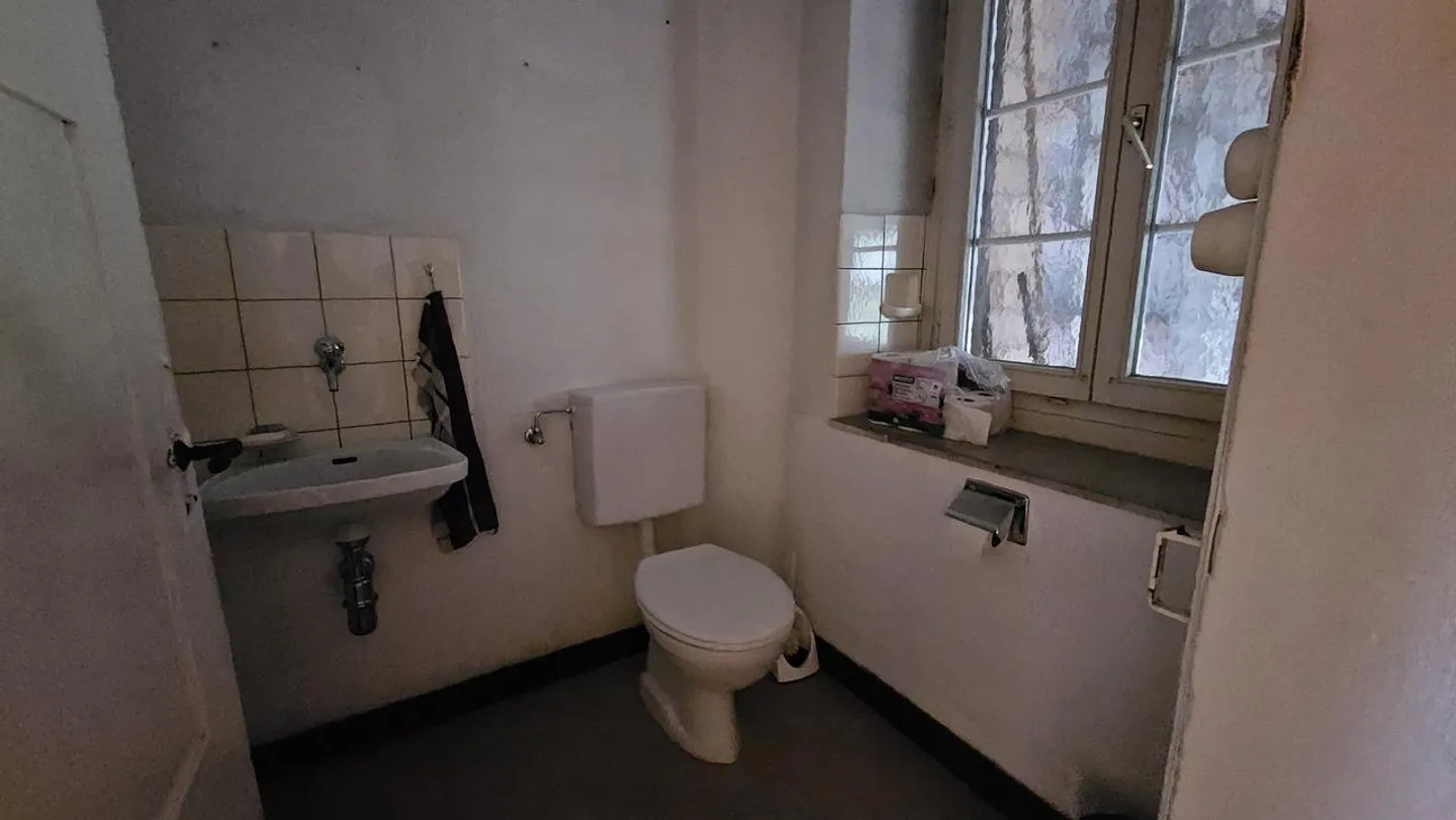 Former farmhouse with great potential and a cozy garden - Photo 13 of 27